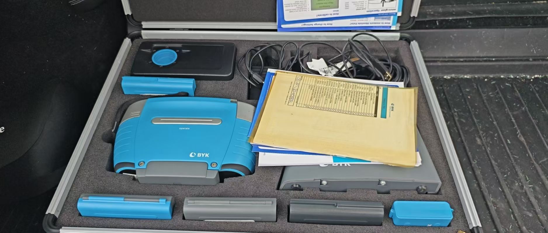 BYK7030多角度色差仪 昆山现货 成色几乎全新,外观保存很好,配件齐全,带原装箱、说明书、线材、电池等,功能正常,操作简单,支持多种测量模式,适合涂料、油墨、塑料、印刷等行业色差检测。